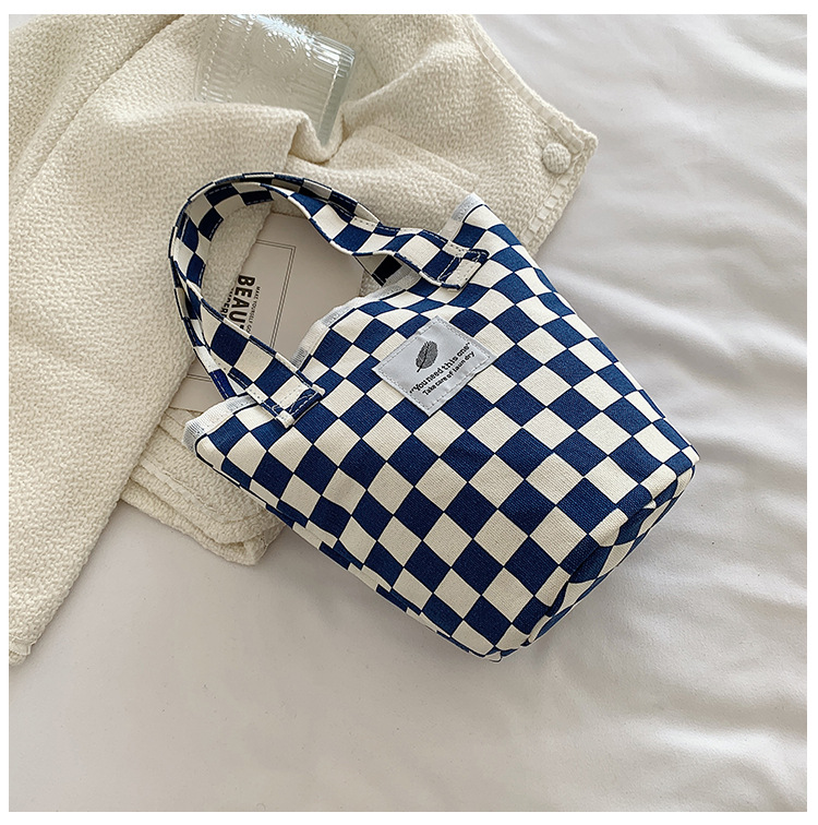 A fashionable new Japanese and Korean chic black and white checkered canvas bag, a large-capacity single-shoulder bag for women, and a simple student handbag undefined