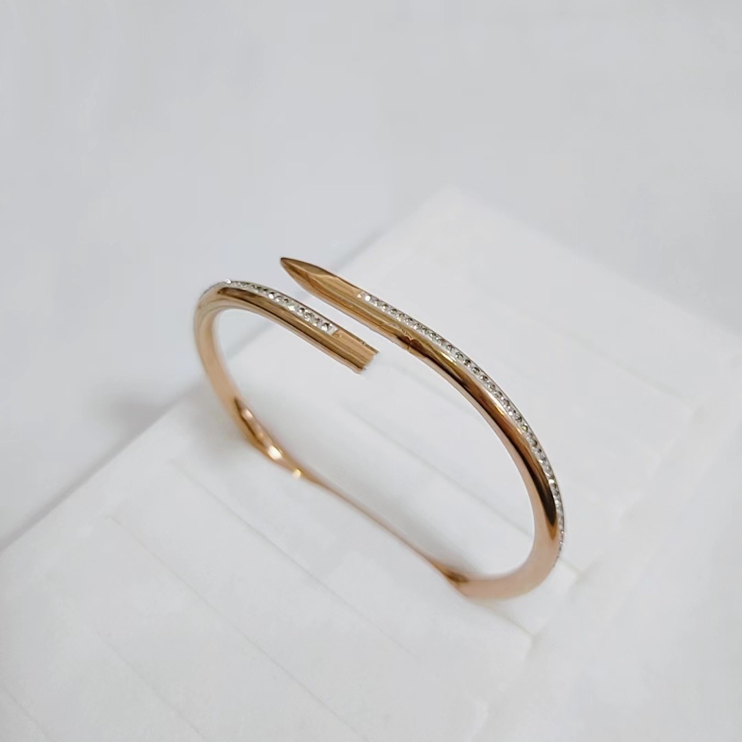 Venta caliente transfronteriza Kaga moda titanio acero clavo pulsera diamante de lujo ligero acero inoxidable todo fósforo pulsera no se desvanece