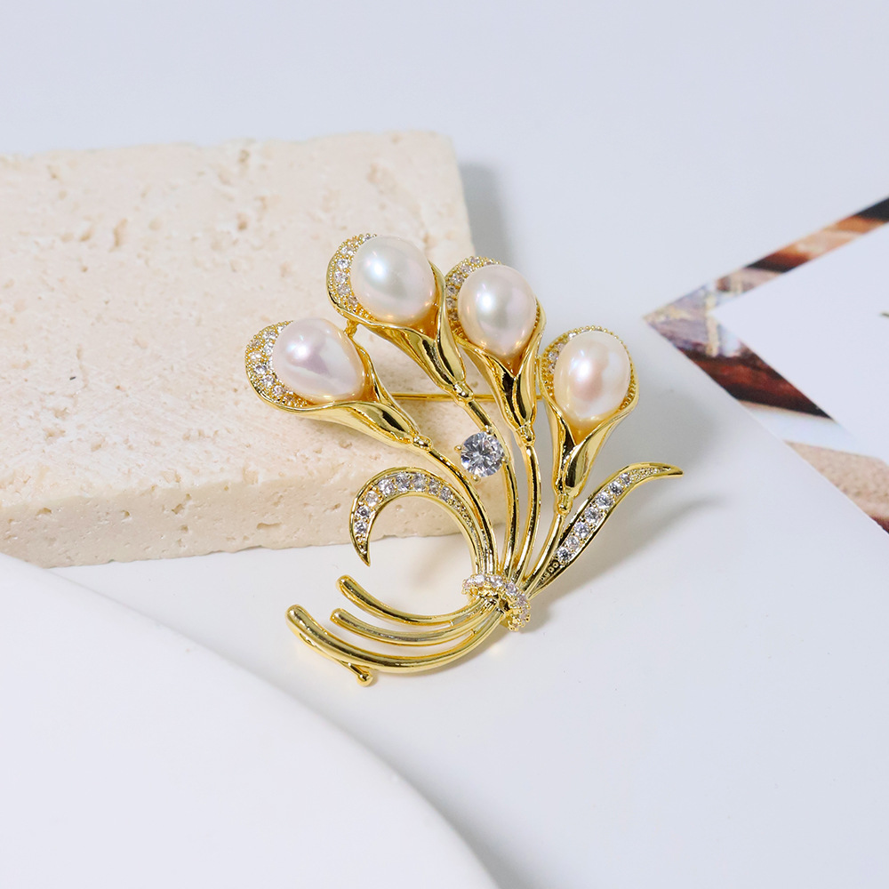 Elegante micro broche de tulipas de flores de perlas de agua dulce de alta calidad para mujeres, flores de flores de flores de pecho de temperamento de broche