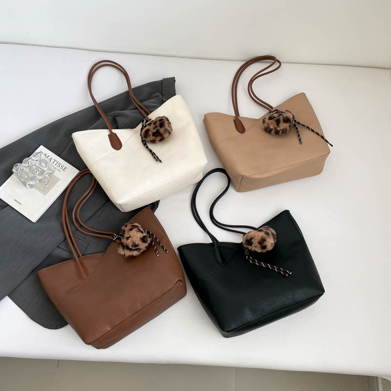 Bolsa de mano de textura superior para mujeres 2026 nicho transfronterizo bolso de hombro ligero de lujo de gran capacidad de viaje a la braza