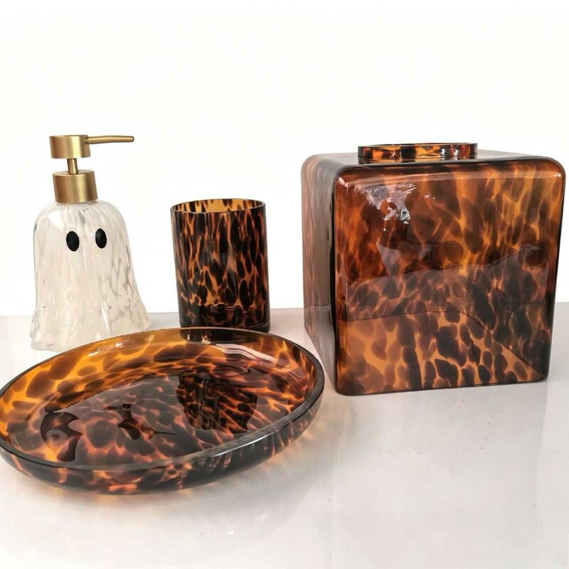 Foreign Trade Leopard Print Tortoiseshell Soap Dispenser Bottle, Tortoiseshell Pattern Mouthwash Cup, Spotted Glass Tray, Tissue Paper Bathroom Set Foreign Trade Leopard Print Tortoiseshell Soap Dispenser Bottle, Tortoiseshell Pattern Mouthwash Cup, Spotted Glass Tray, Tissue Paper Bathroom Set
