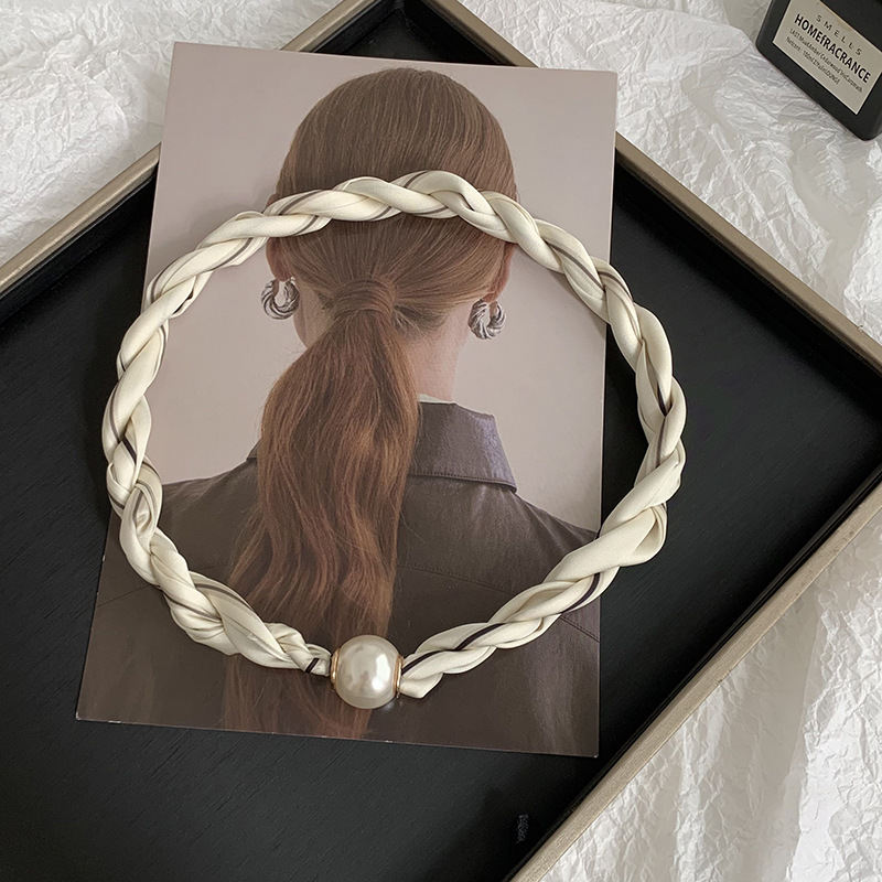 Pañuelo de seda con collar de perlas tortas Primavera y verano Nuevos productos Temperamento de moda Decoración multifuncional Pañuelo de seda con hebilla magnética para mujer