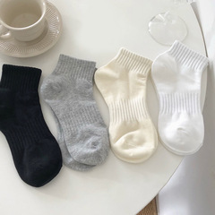 靴下の女性の春の夏の薄いタイプの浅い口の短い中筒の靴下は汗を吸います。