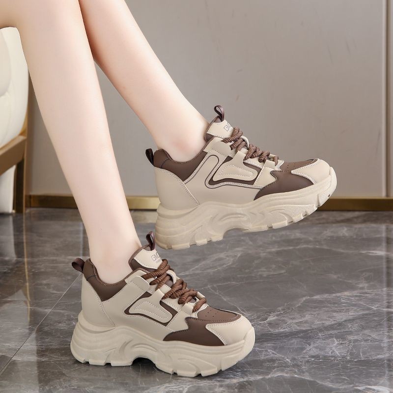 Zapatos de papá para mujeres 2026 nuevo estilo de primavera y otoño mostrando pies pequeños de fondo grueso elevados en línea calles fritas callejeras elevadas zapatillas deportivas casuales