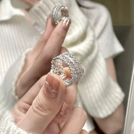 戒指;项链;耳钉