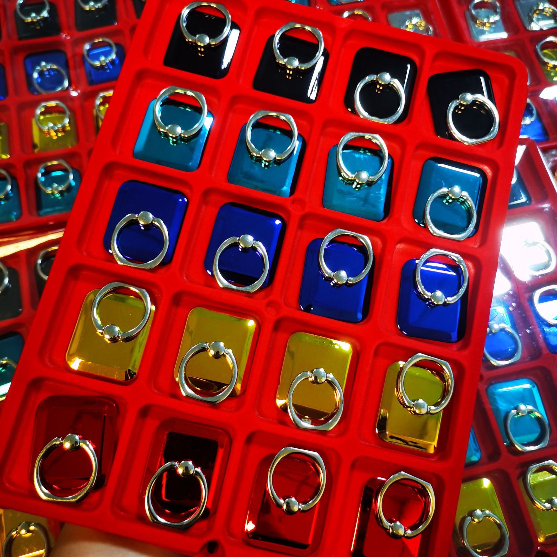 Una caja de 20 soportes electrochapados cuadrados de alto brillo cuadrado soporte de teléfono móvil 8 colores redondos hebilla de anillo giratorio de 360 grados