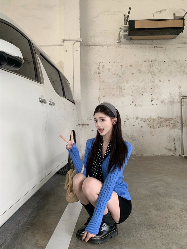 大V领麻花修身克莱因蓝针织上衣毛呢半身裙+波点丝巾纯欲套装女秋|undefined