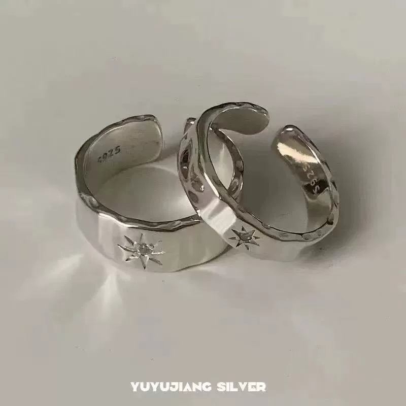 Кольцо серебряное небольшого дизайна, лёгкая роскошь, для указательного пальца