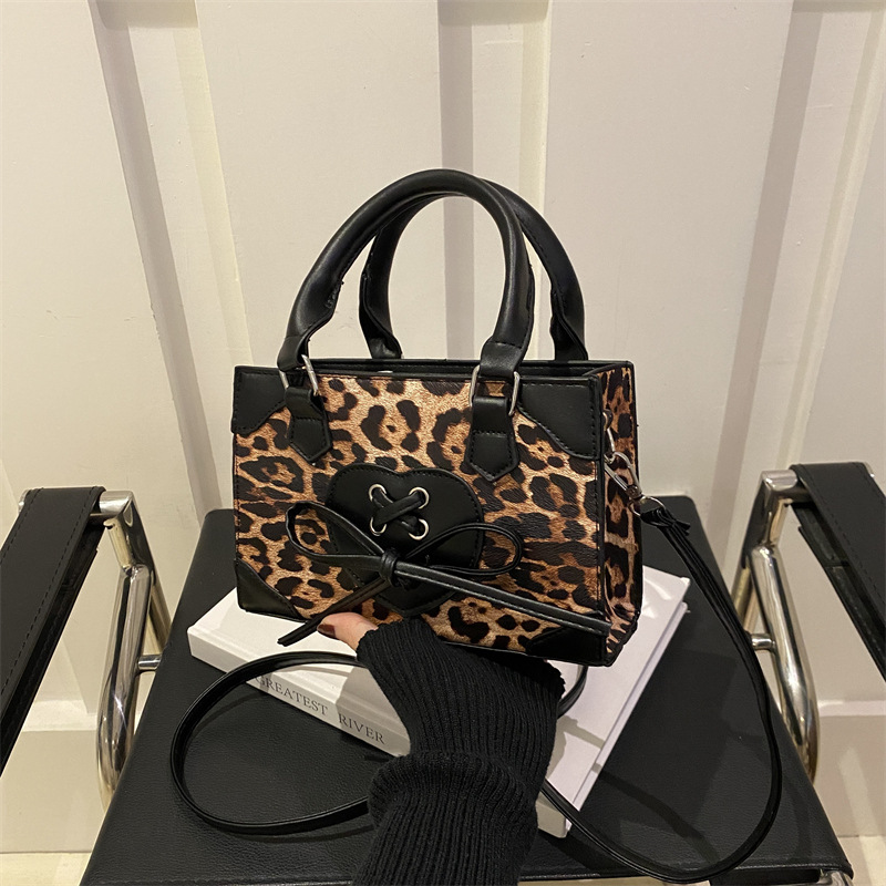 Bolso de moda con estampado de leopardo 2024 invierno nuevo bolso bandolera bandolera bandolera bandolera popular de este año