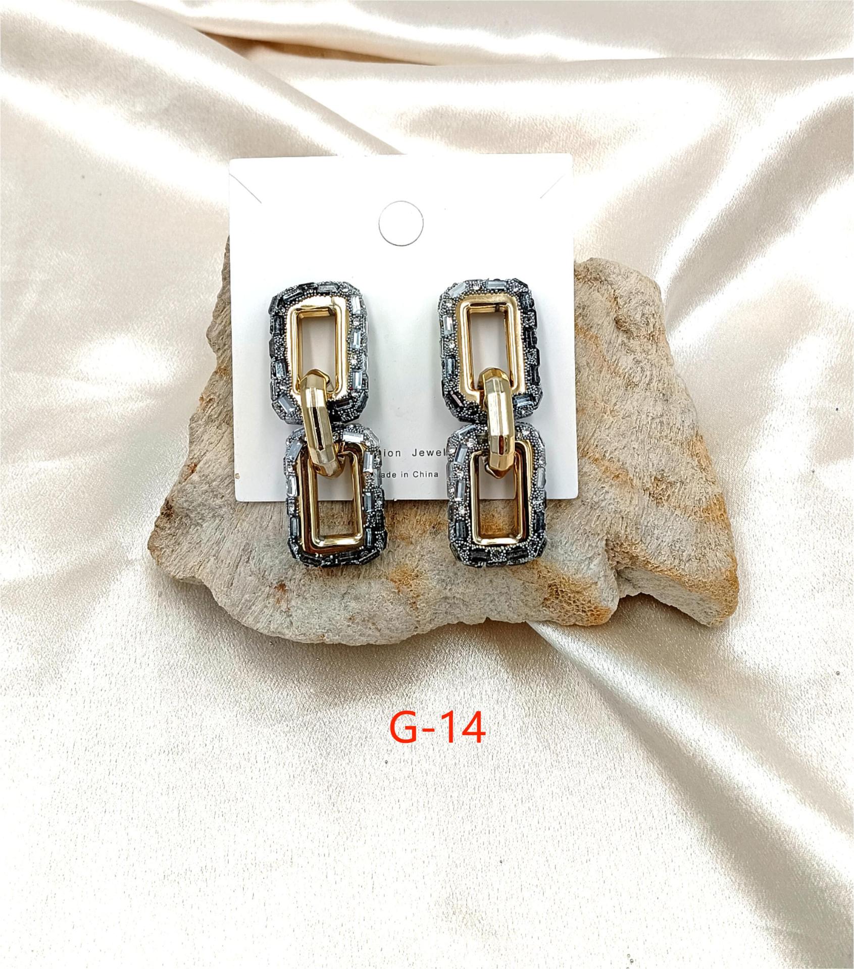 Orecchini pendenti a catena con diamanti geometrici_voghion.com