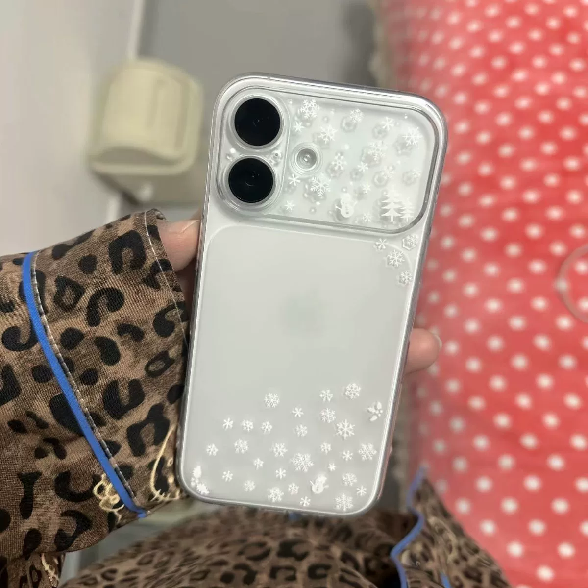 Чехол для телефона (Apple iPhone17 серии) меняющий цвет прозрачный с снежинками, защита от падений