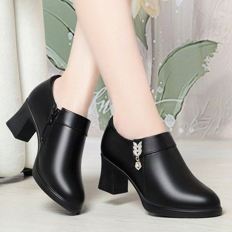 Zapatos transfronterizos de primavera y otoño, zapatos de cuero de mediana edad, zapatos de cuero suaves, zapatos de tacones gruesos y profundos, zapatos cómodos para mujeres.