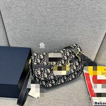 ����Ů�¿�Ҹ�°���б��ٴ�͹��R��������̽���Сһ�����]