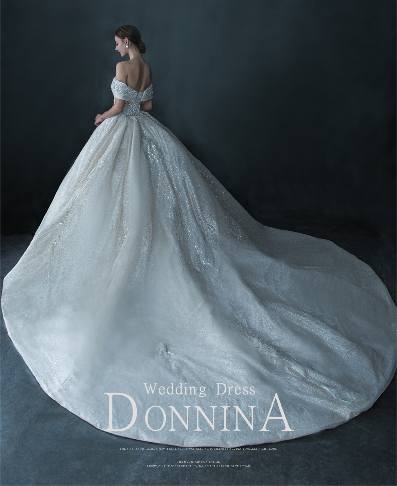 Abito da sposa donna elegante monospalla con lunga coda da sogno_voghion.com