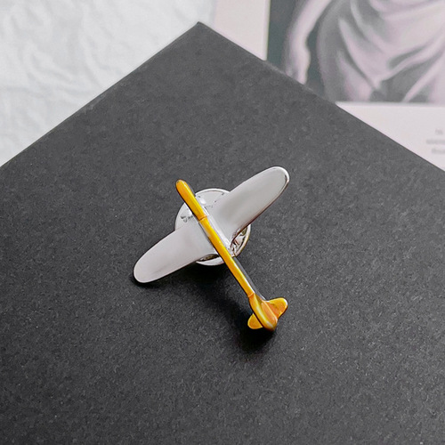 Exquisite brooch, cute little airplane suit pin, collar pin, new fashion corsage, female accessories, simple and personalized