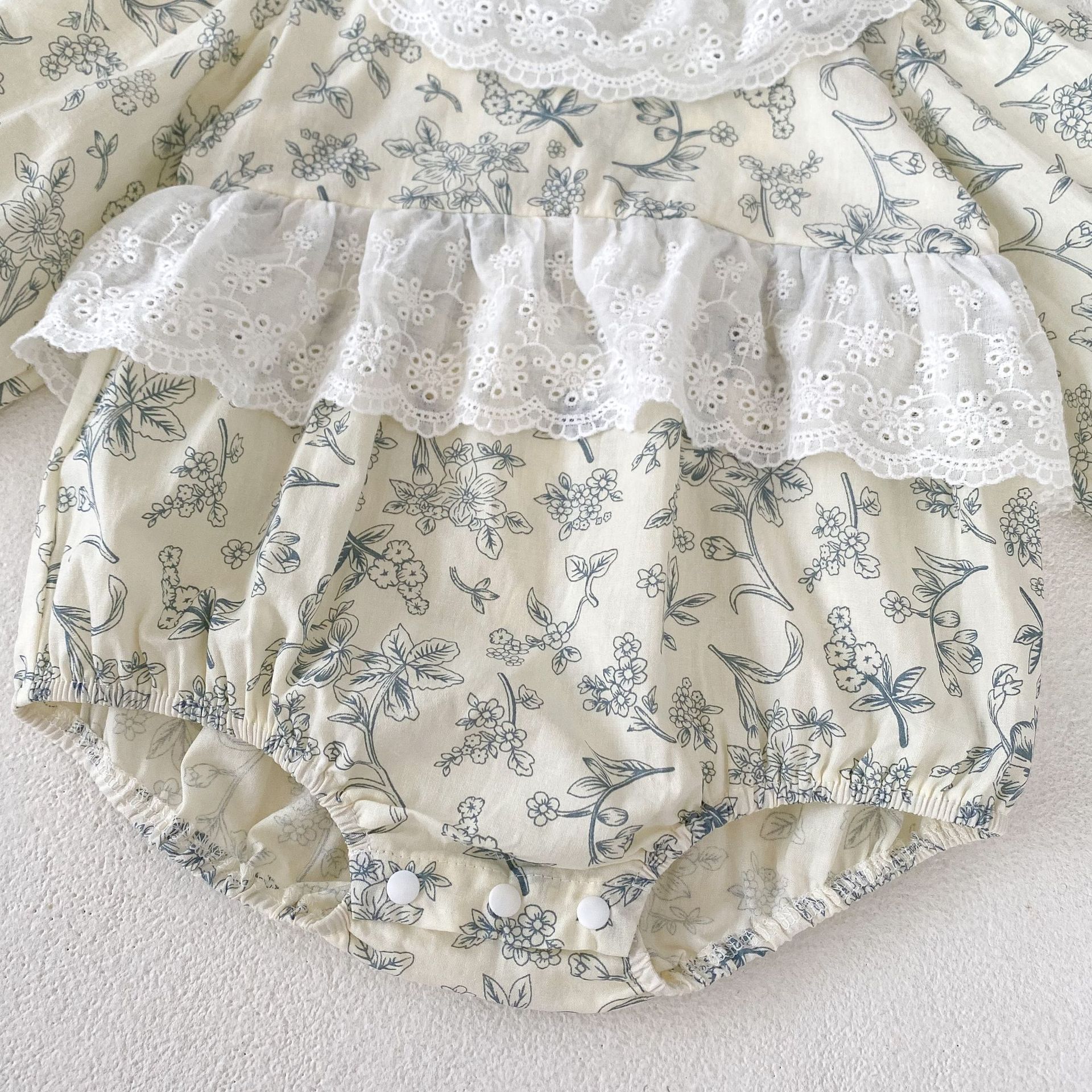 A-class cotton 2024 baby girl autumn 0-3 years old lace collar small fresh floral Ha Yi long sleeved bag fart clothes_voghion.com