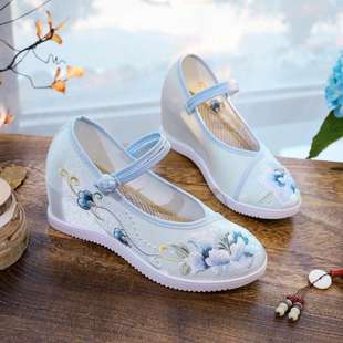Traditional Chinese Style Height-Increasing Embroidered Shoes for Women, Suitable for Hanfu, Beijing Dance, and Cheongsam, with a Phoenix Design