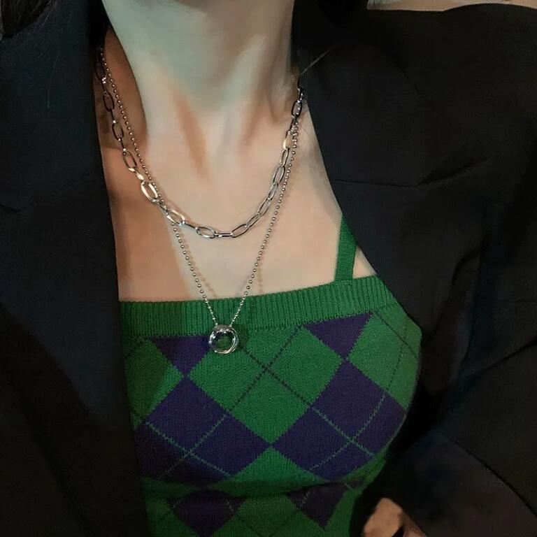 Collier double rang pour femme, design original et sophistiqué, style pull, collection tendance 2026_voghion.com