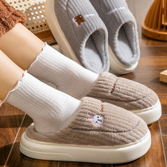 綿のスリッパの卸売りの秋冬の保温の家の室内の月子の靴の通気性は汗の家庭の厚い底の毛のスリッパの女性を吸います。