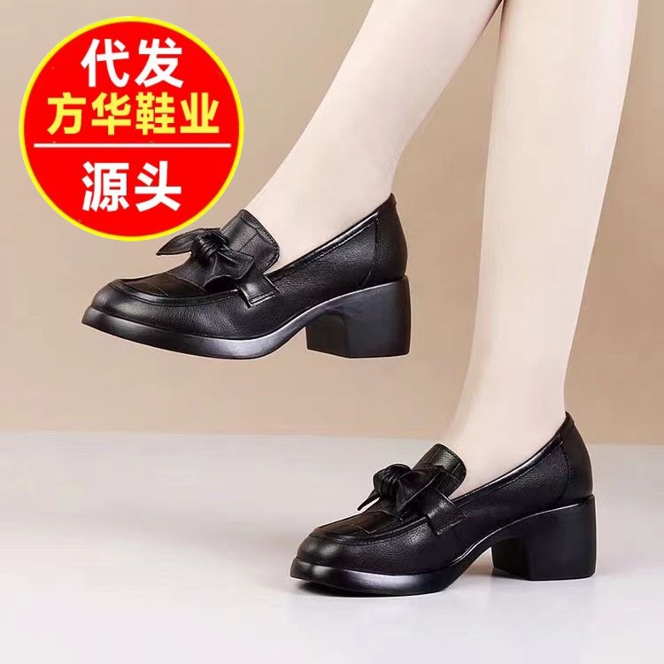 Todos los zapatos de moda de cuero suave con base gruesa para mujeres. Otoño de 2026 nuevos zapatos de cuero con arco de tacón grueso para mujeres.