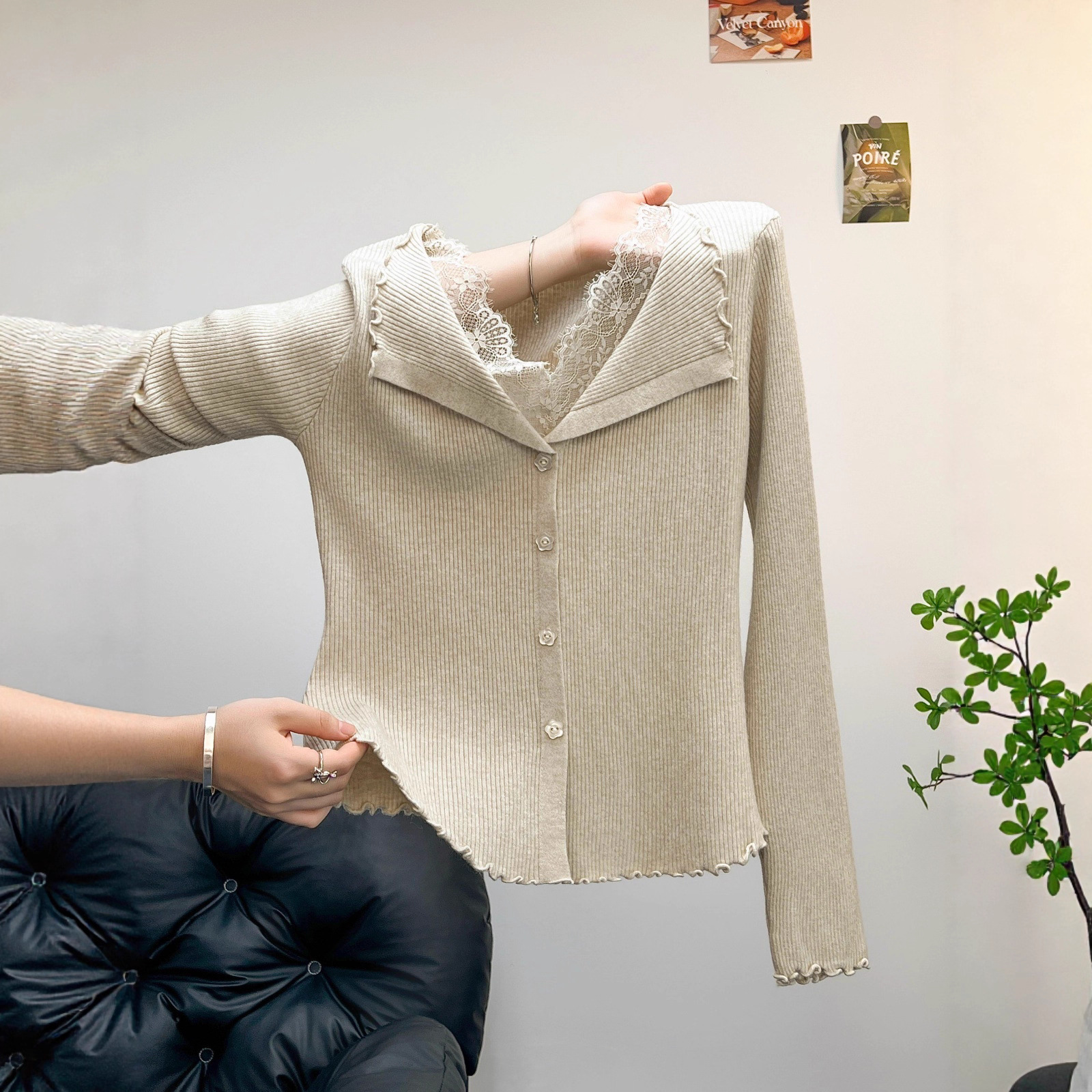 十三行2025秋装新款法式温柔风木耳边翻领针织开衫女蕾丝拼接毛衣
