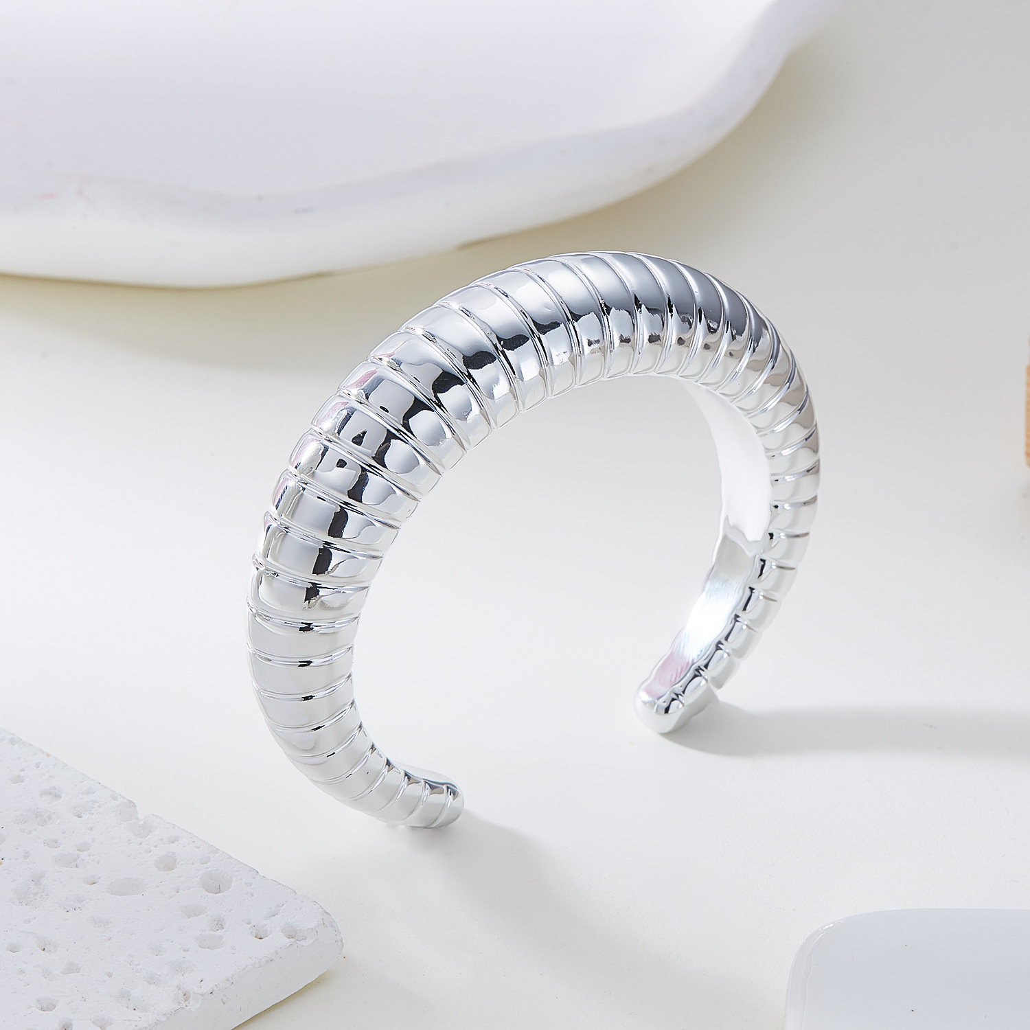 Europa y los Estados Unidos nuevo viento frío personalidad arco pulsera multifuncional irregular pliegue acrílico brazalete abierto al por mayor