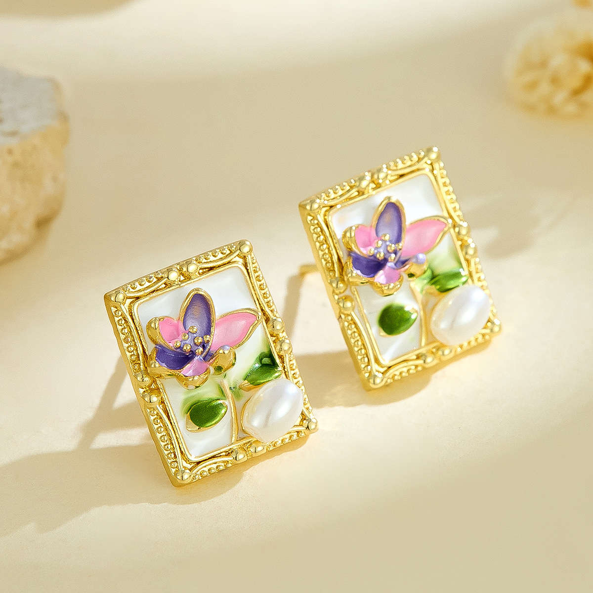 Pendientes de perlas naturales de estilo antiguo de Monet Garden