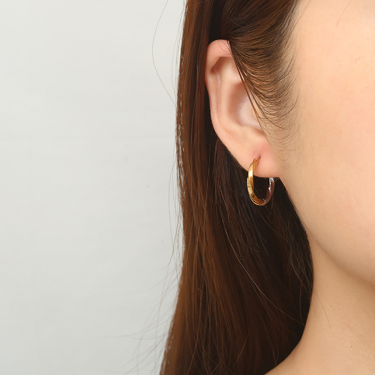 Especial transfronterizo europeo y americano para orejas redondas, acero inoxidable, patrón de línea de torsión de dos colores, temperamento simple, pendientes unisex