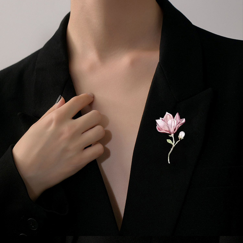 Elegante Magnolienblüten Brosche In Rosa Mit Perle Und Emaille_voghion.com