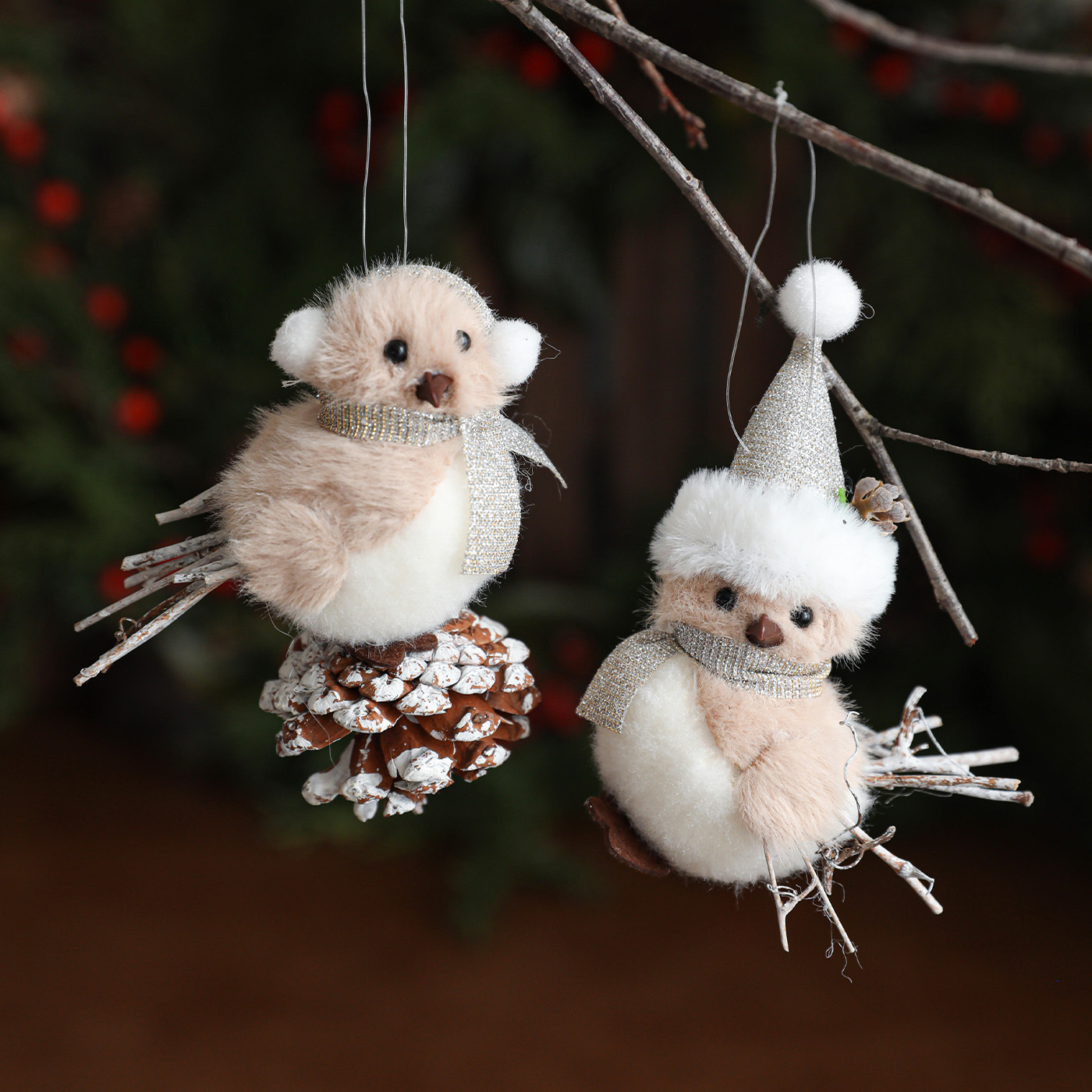 Colgante gris de peluche pájaro ramas de simulación tela de pinos árbol de Navidad gorrión colgante sombrero diseño de ventana