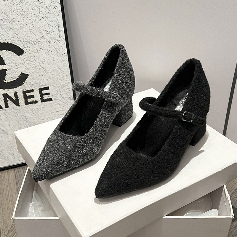 2025 nuevo tamaño pequeño de red francesa 33 super tacones de zapatos de mujer Mary Jane con zapatos de terciopelo puntuales de tacones gruesos