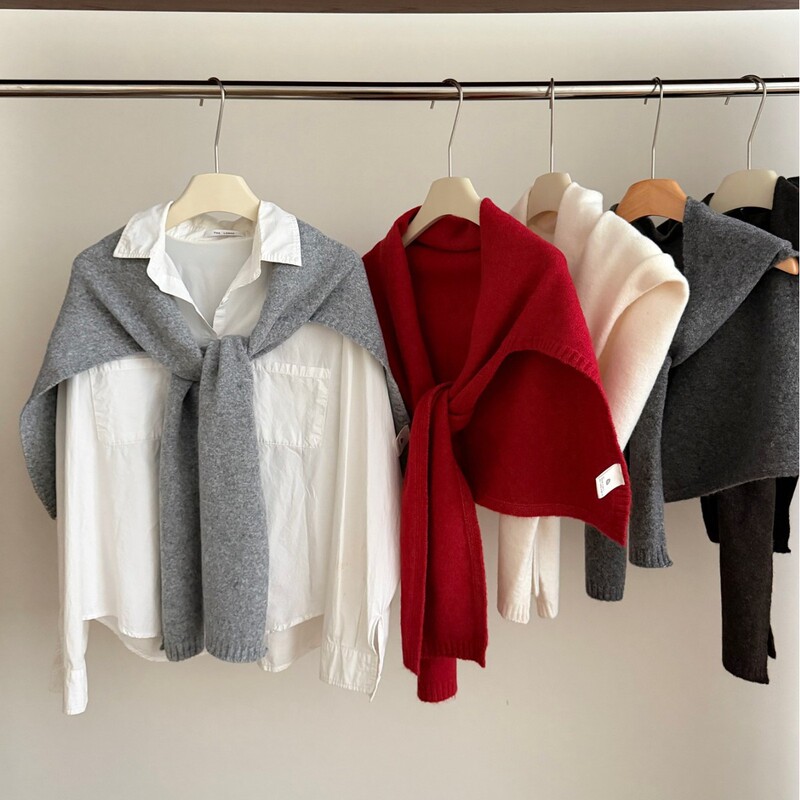 Korean-style, relaxed-fit layered outfit featuring a shirt and a T-shaped shawl, a versatile cashmere-feel knitted wool shawl for both men and women Korean-style, relaxed-fit layered outfit featuring a shirt and a T-shaped shawl, a versatile cashmere-feel knitted wool shawl for both men and women