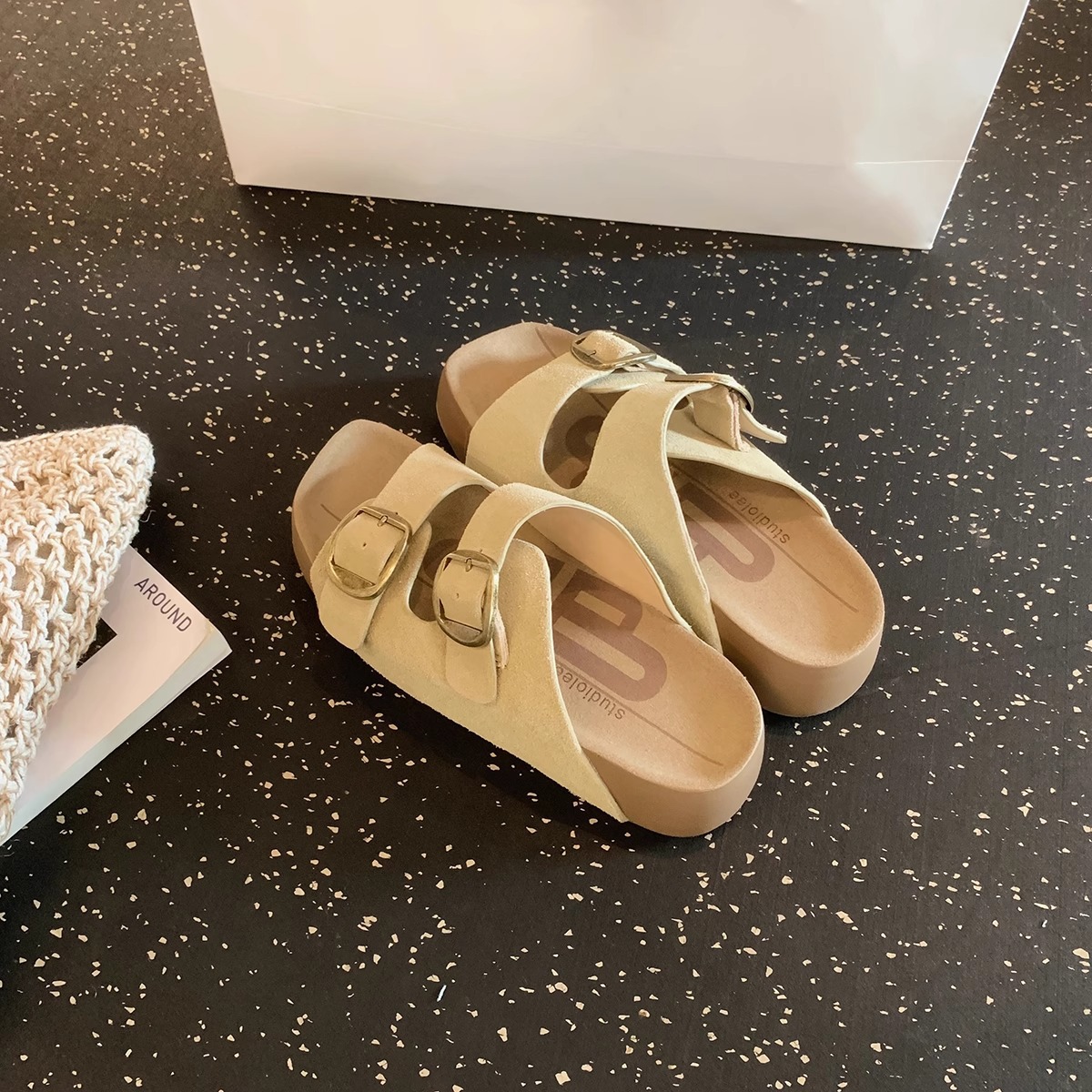 Grape Mom verano nuevo estilo hebilla doble de una palabra 4,5 cm fondo grueso aumento Birkenborn perezoso playa sandalias y pantuflas mujeres verano