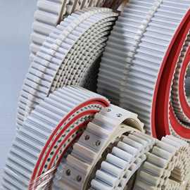 聚氨酯钢丝同步带 加胶挡板打孔导条金属假齿形皮带PU同步输送带