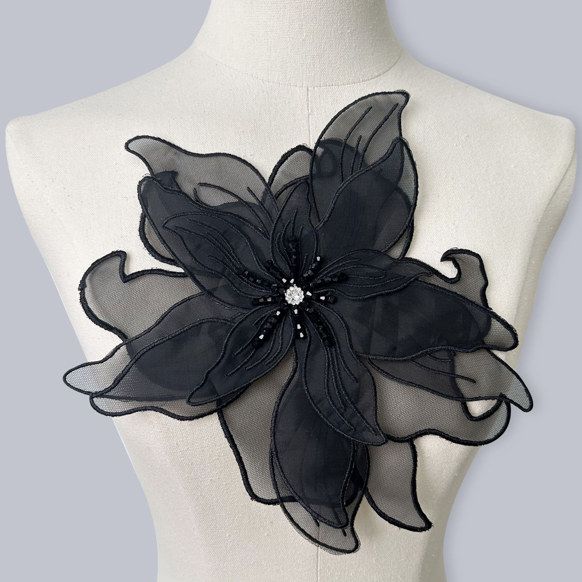 Parche de tela floral en blanco y negro con cuentas y múltiples capas de organza, muy vendido, con alfileres para diseño de vestidos y accesorios DIY.