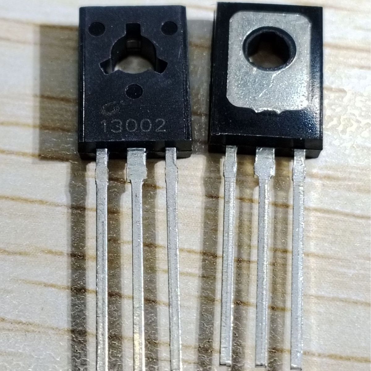 E13002 13002 电子整流器用三极管 节能灯用三极管【3DD13002】