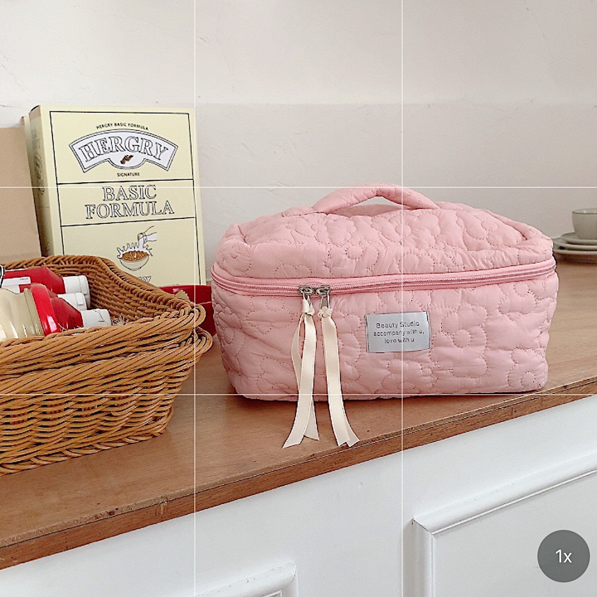 The 2631 Japanese-style fresh color-blocking flower hand-held makeup bag has a large capacity and can be carried hand in hand with a storage bag and a student pen case undefined