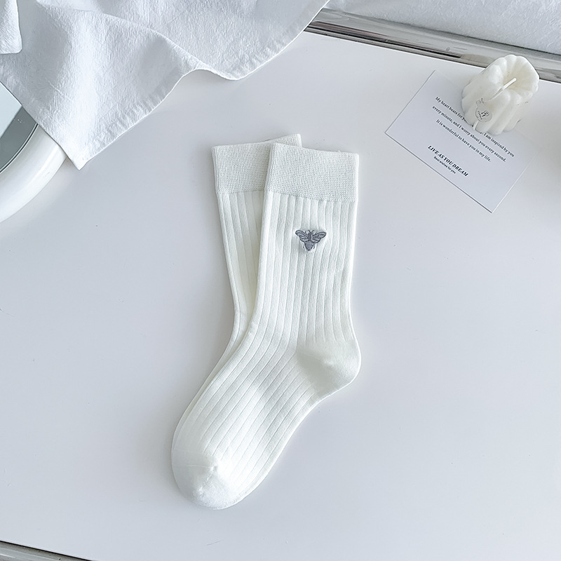 Calcetines de verano para mujeres de color sólido simple patrón de bordado mediano calcetines de algodón transpirable calcetines de mujer Zhuhai al por mayor
