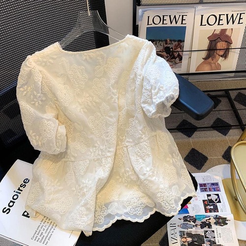 Design-sensory embroidery jacquard craft puff sleeve French design V-neck waist-hugging fashionable loose short-sleeved lace shirt