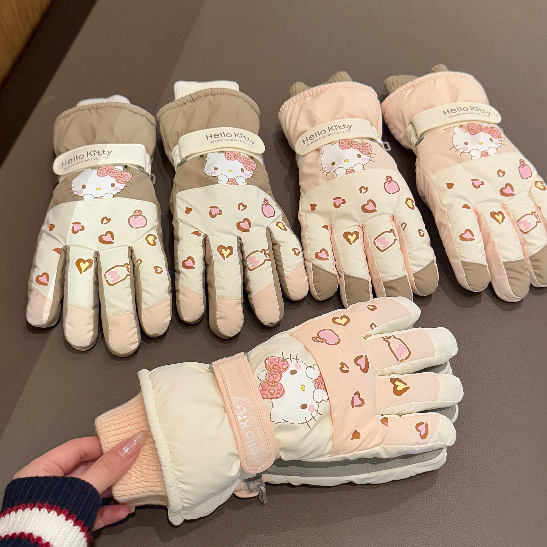 Auténtica licencia lindo Kitty guantes de esquí invierno al aire libre para jugar con nieve cálida peluche guantes impermeables para montar