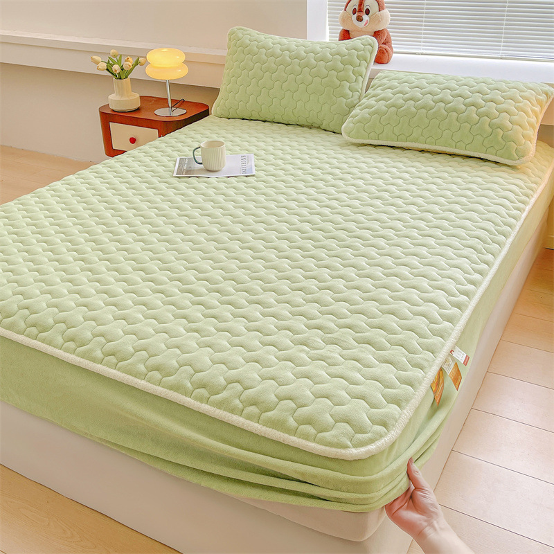 2024 invierno nuevo estilo color sólido color liso leche terciopelo acolchado juego de cama de tres piezas cálido funda protectora Simmons