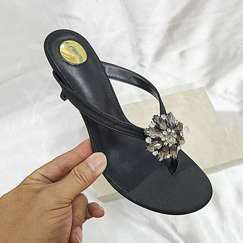 2025 New Black Flip-Flop With Rhinestone Flowers High Heels European And American Style Toe-Post Sandals Retro Women's_vogvips.com