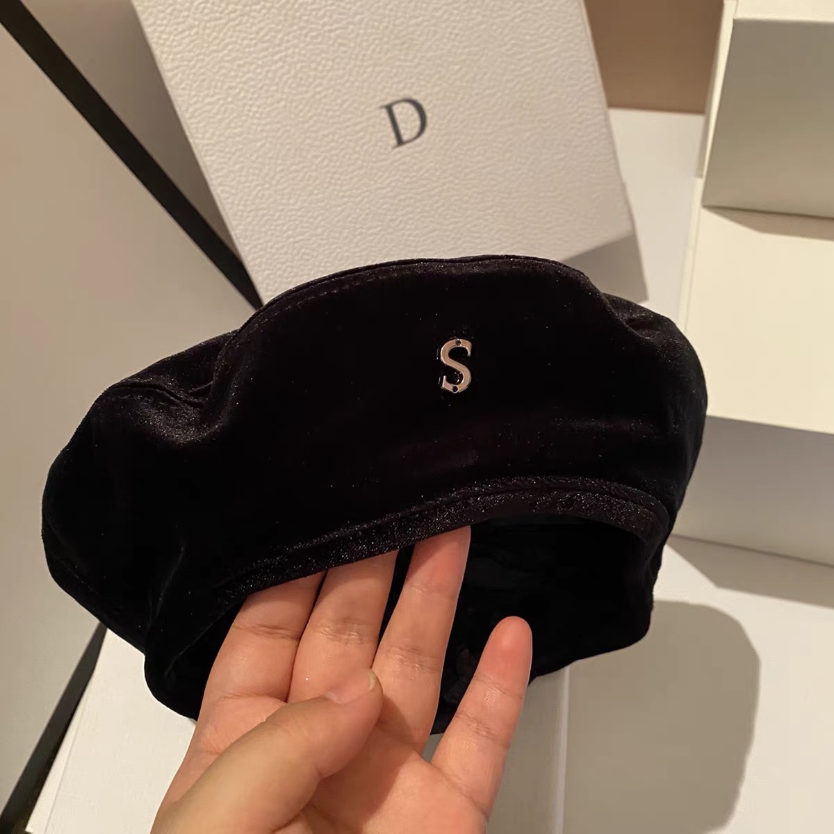 Basco da pittore in velluto nero da donna con dettagli oro_voghion.com