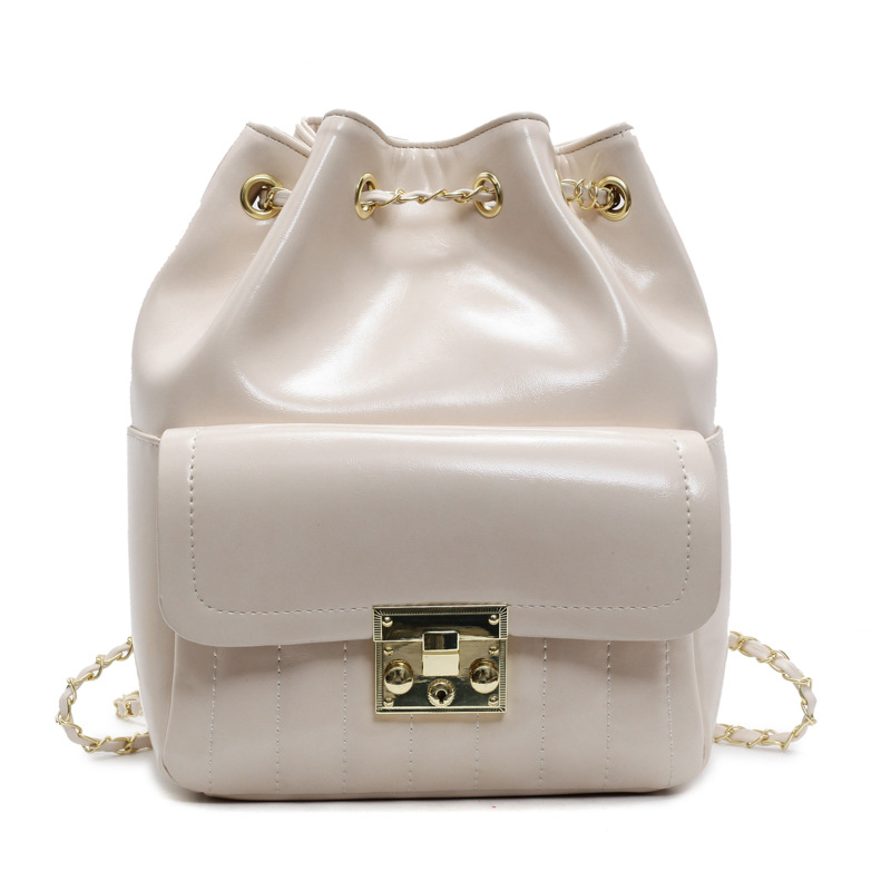 Nicho de tendencia diseño de bolsas de cubo de abrazadera versátil2025 nuevo bolso de mujer de alta calidad cadena para salir mochila de viaje