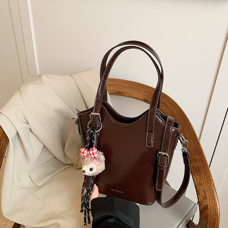 Este año, la moda retro popular bolsas de mano de primavera 2025, nuevas bolsas de hombro de gran capacidad para viajar al trabajo.