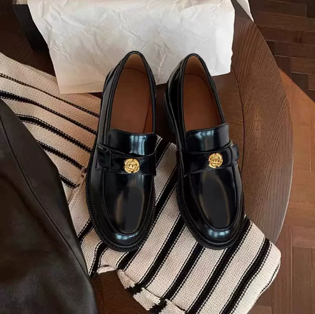 Маленькая золотая монета толстая подошва повседневная обувь мягкая подошва 2023 осень и зима новая круглая голова одна педаль толстый каблук Lefu маленькая кожаная обувь для женщин