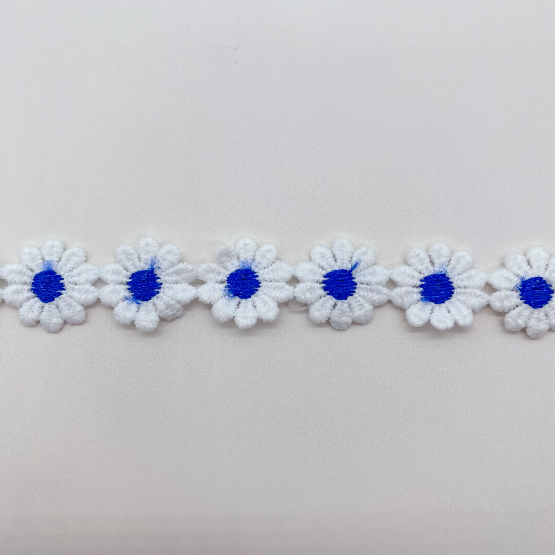 Dos colores de encaje Daisy código de barras Cadena de clavícula accesorios de joyería decorativos coloridos accesorios de ropa para niños encaje soluble en agua