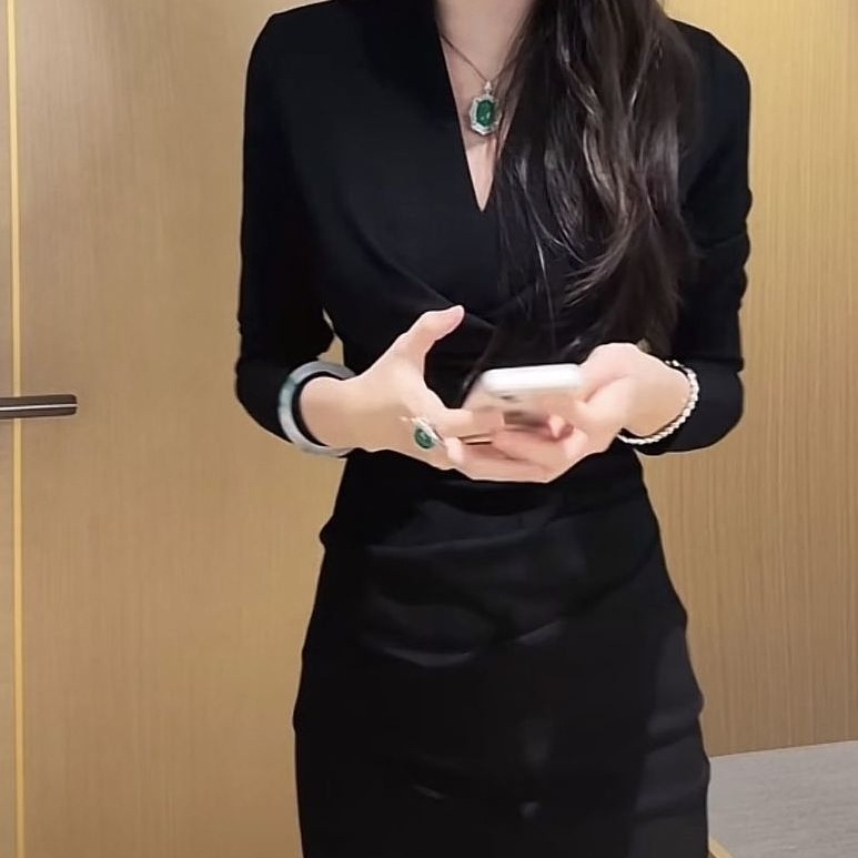大码长袖加绒法式赫本风冬季设计感小众收腰显瘦V领包臀连衣裙女|undefined