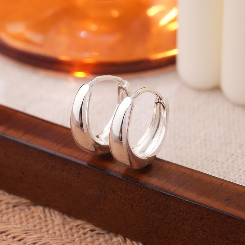 Temperamento coreano nicho 925 pendientes de plata simple personalidad femenina simple brillante joyería de viento frío al por mayor