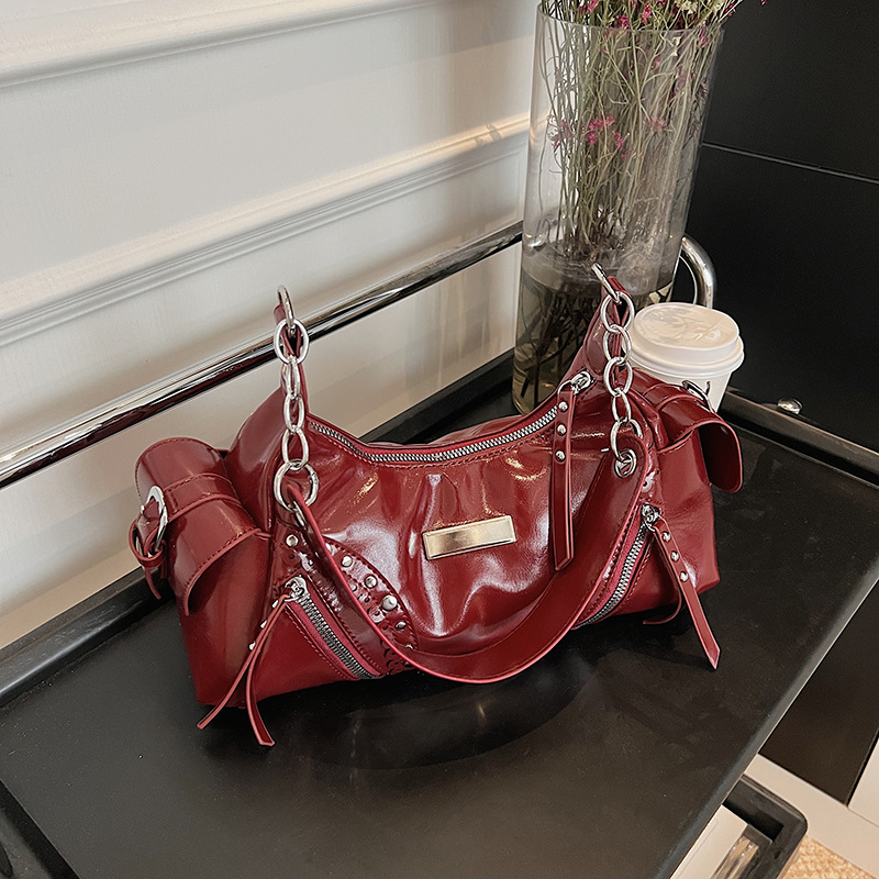 Bolso de axila de textura de alta calidad 2025 verano nuevo bolso femenino personalizado bolso de remache retro bolso de hombro de gran capacidad